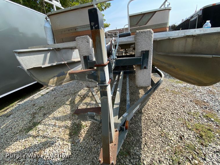 image for item HE9793 1986 Landau  pontoon boat