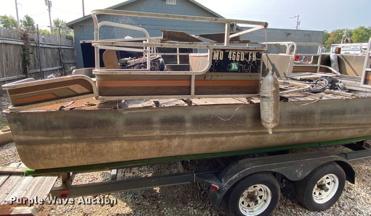 image for item HE9793 1986 Landau  pontoon boat