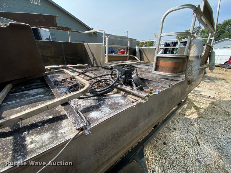 image for item HE9793 1986 Landau  pontoon boat