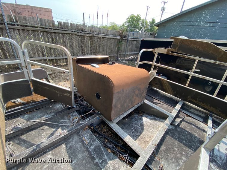 image for item HE9793 1986 Landau  pontoon boat