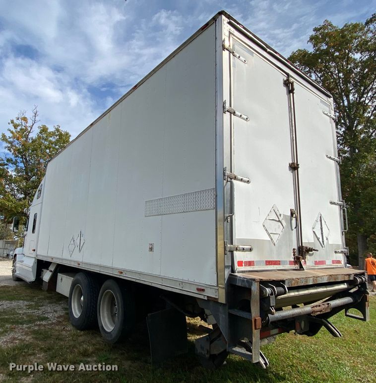 image for item HE9847 2003 Freightliner Cascadia  box truck