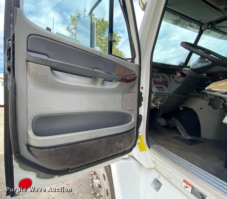 image for item HE9847 2003 Freightliner Cascadia  box truck