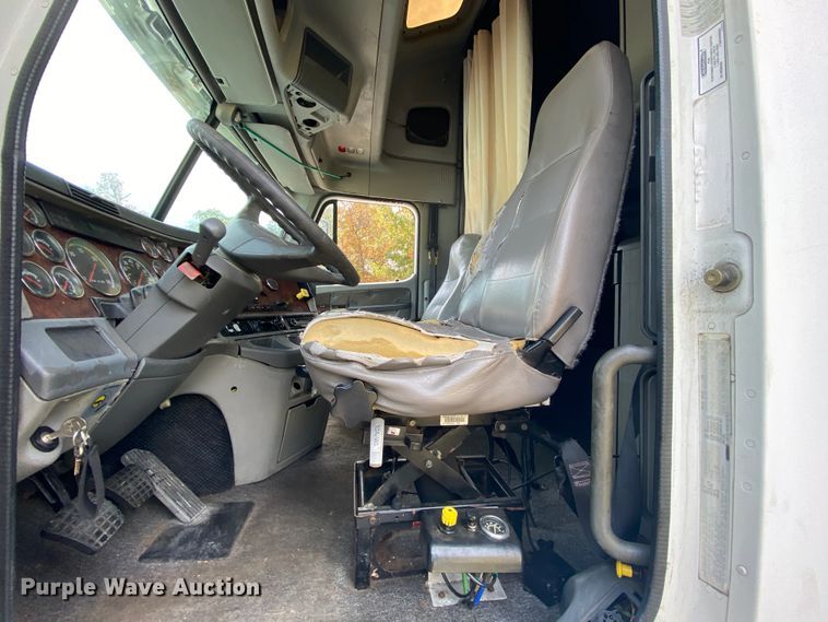 image for item HE9847 2003 Freightliner Cascadia  box truck