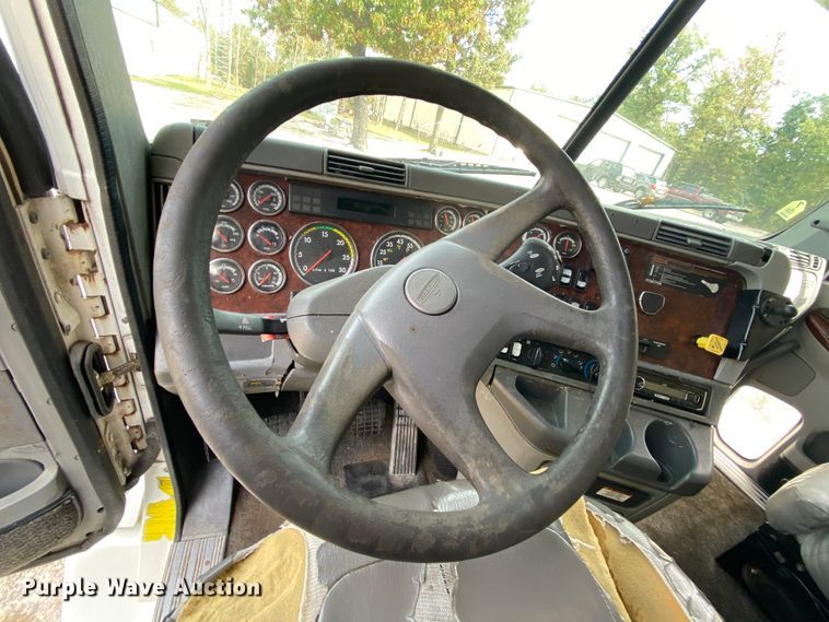 image for item HE9847 2003 Freightliner Cascadia  box truck