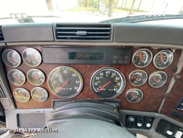 image for item HE9847 2003 Freightliner Cascadia  box truck