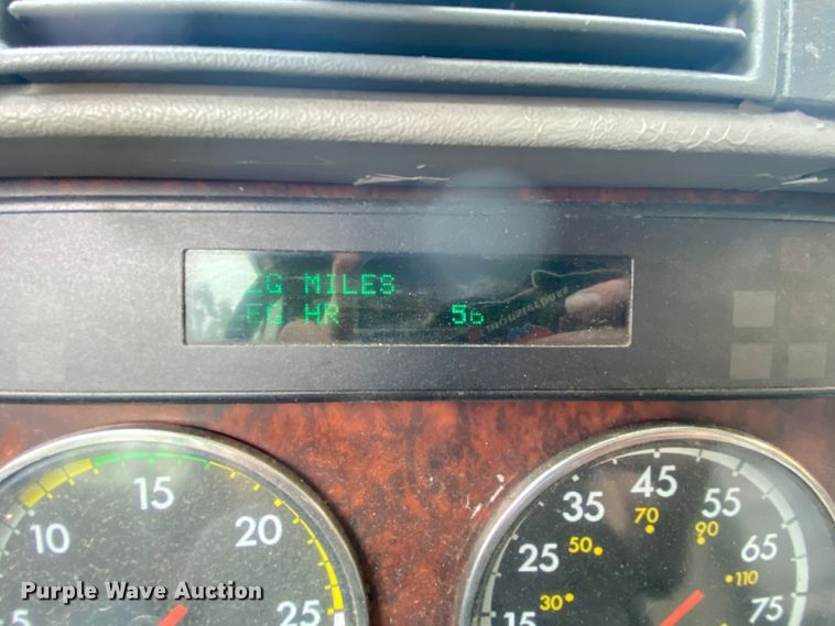 image for item HE9847 2003 Freightliner Cascadia  box truck