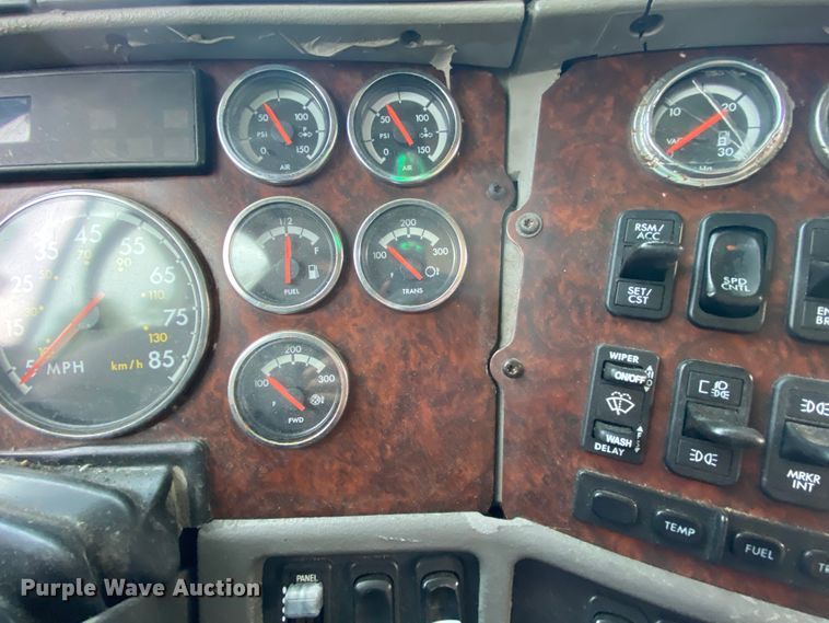 image for item HE9847 2003 Freightliner Cascadia  box truck