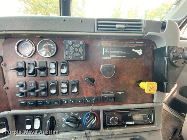 image for item HE9847 2003 Freightliner Cascadia  box truck