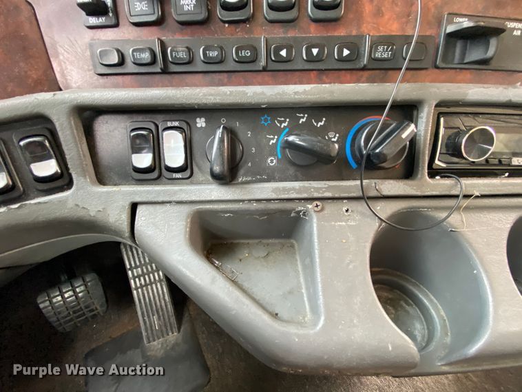 image for item HE9847 2003 Freightliner Cascadia  box truck