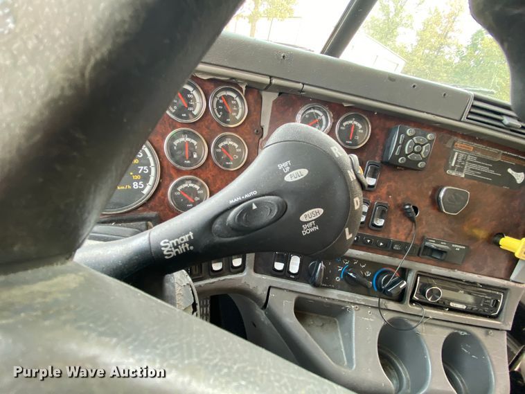 image for item HE9847 2003 Freightliner Cascadia  box truck