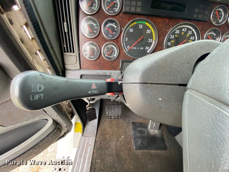 image for item HE9847 2003 Freightliner Cascadia  box truck