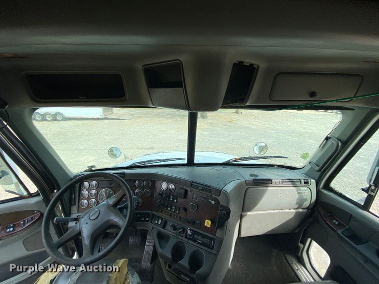 image for item HE9847 2003 Freightliner Cascadia  box truck