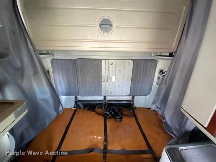 image for item HE9847 2003 Freightliner Cascadia  box truck