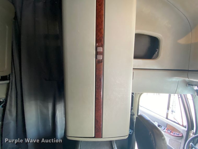 image for item HE9847 2003 Freightliner Cascadia  box truck