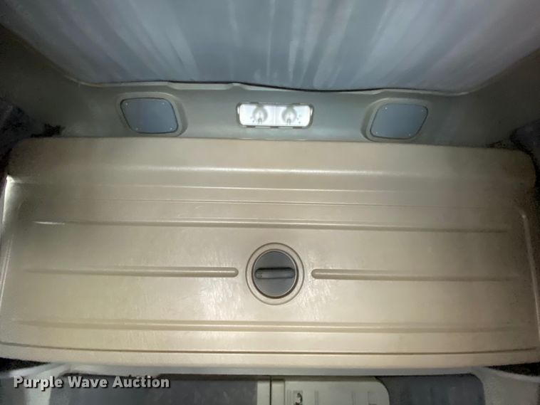 image for item HE9847 2003 Freightliner Cascadia  box truck