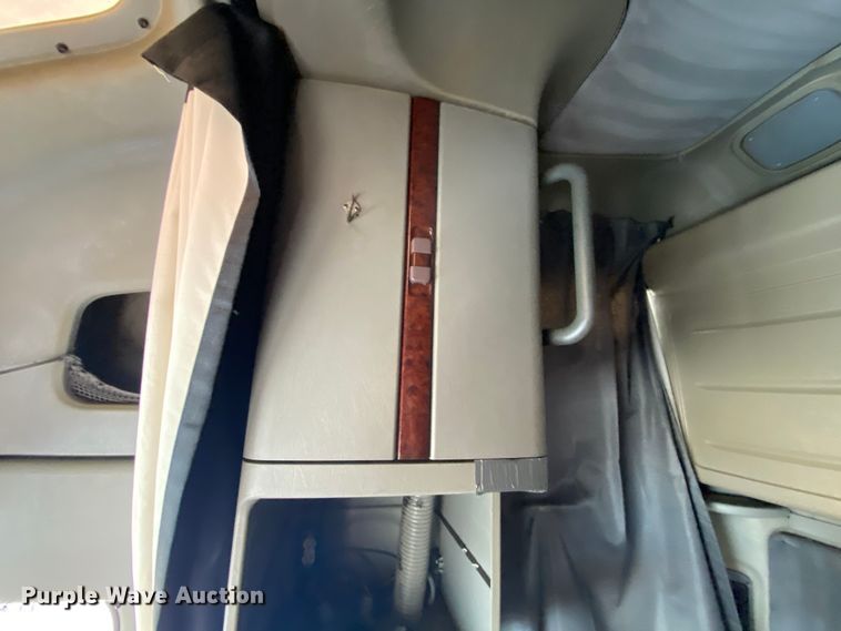 image for item HE9847 2003 Freightliner Cascadia  box truck