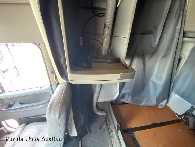 image for item HE9847 2003 Freightliner Cascadia  box truck