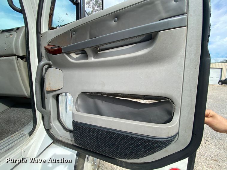 image for item HE9847 2003 Freightliner Cascadia  box truck