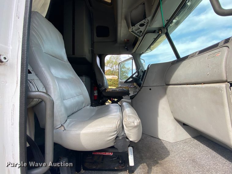 image for item HE9847 2003 Freightliner Cascadia  box truck