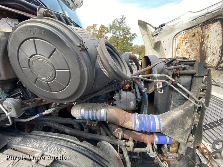 image for item HE9847 2003 Freightliner Cascadia  box truck