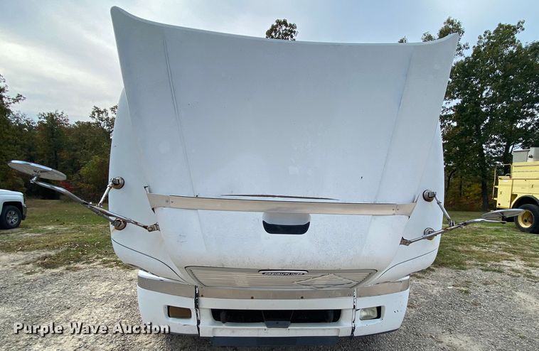 image for item HE9847 2003 Freightliner Cascadia  box truck