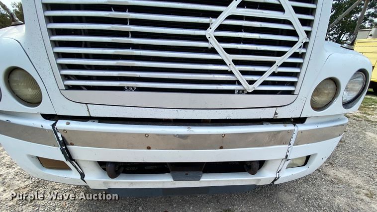 image for item HE9847 2003 Freightliner Cascadia  box truck