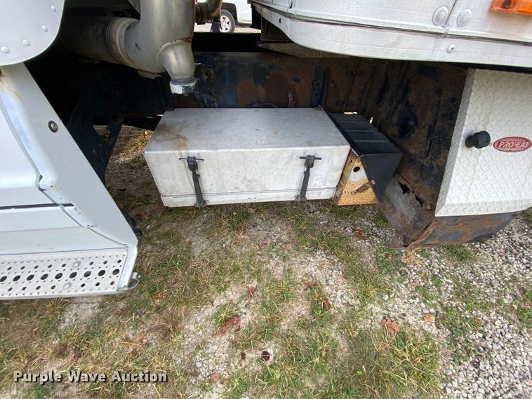 image for item HE9847 2003 Freightliner Cascadia  box truck