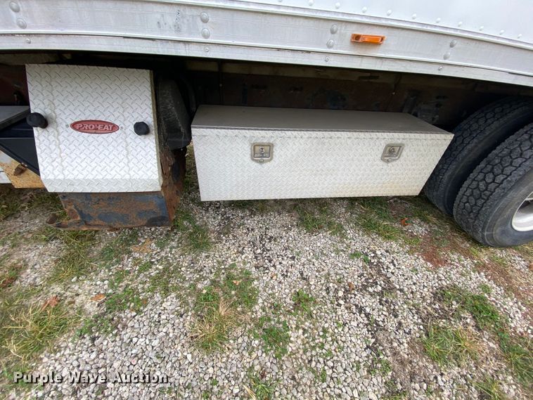 image for item HE9847 2003 Freightliner Cascadia  box truck