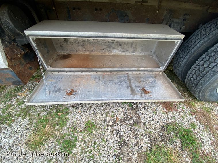 image for item HE9847 2003 Freightliner Cascadia  box truck