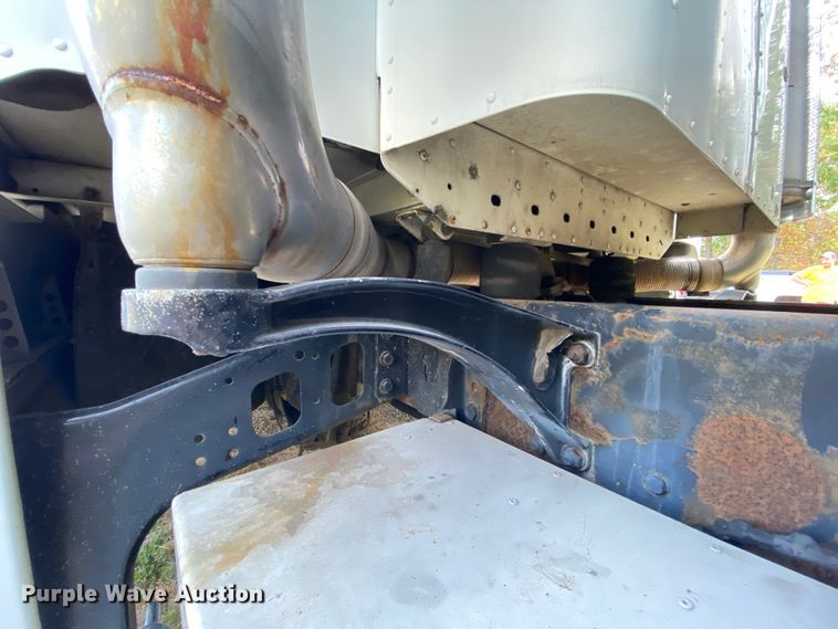 image for item HE9847 2003 Freightliner Cascadia  box truck