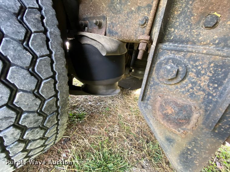 image for item HE9847 2003 Freightliner Cascadia  box truck