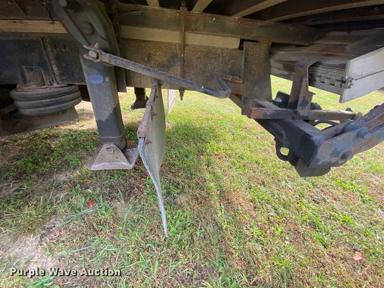 image for item HE9847 2003 Freightliner Cascadia  box truck