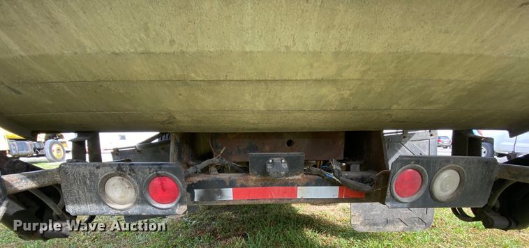 image for item HE9847 2003 Freightliner Cascadia  box truck