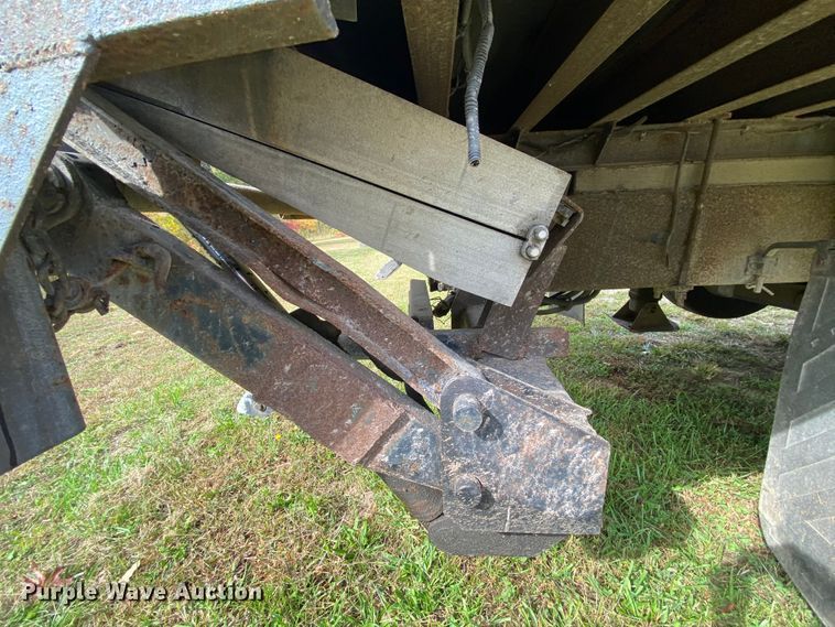 image for item HE9847 2003 Freightliner Cascadia  box truck