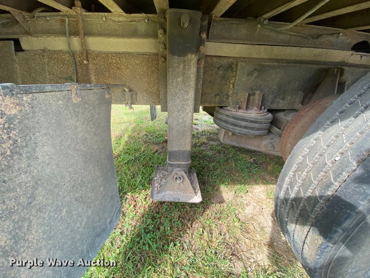 image for item HE9847 2003 Freightliner Cascadia  box truck