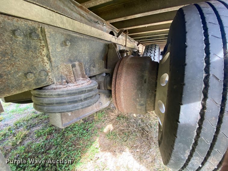 image for item HE9847 2003 Freightliner Cascadia  box truck