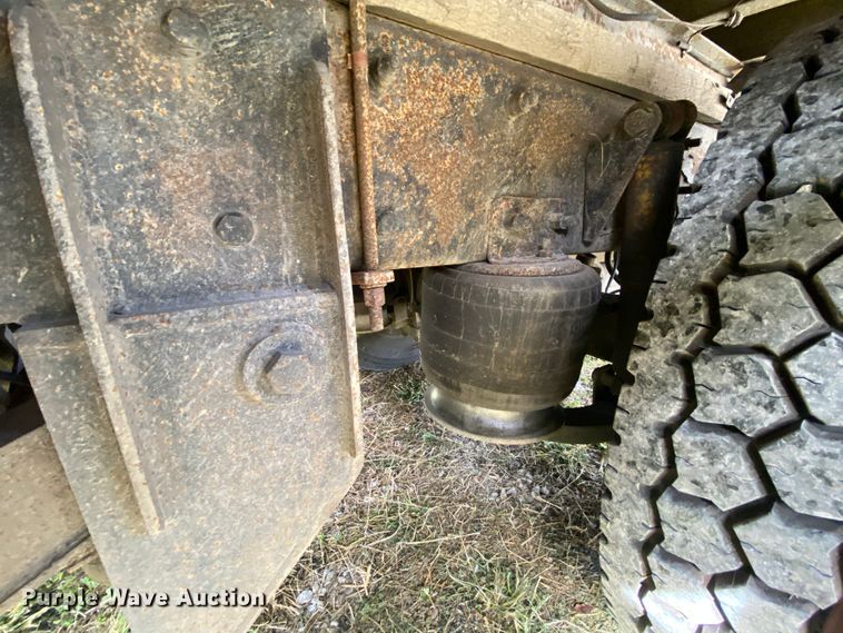 image for item HE9847 2003 Freightliner Cascadia  box truck