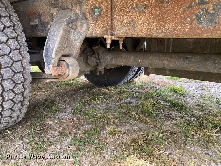 image for item HE9847 2003 Freightliner Cascadia  box truck