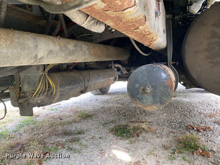 image for item HE9847 2003 Freightliner Cascadia  box truck