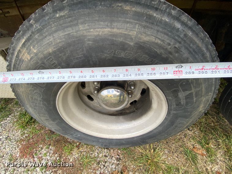 image for item HE9847 2003 Freightliner Cascadia  box truck