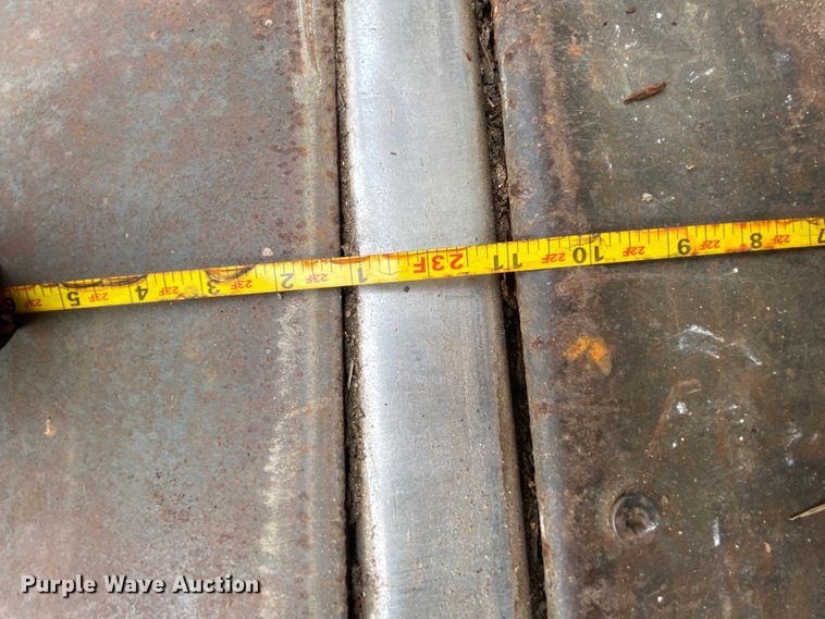 image for item HE9847 2003 Freightliner Cascadia  box truck