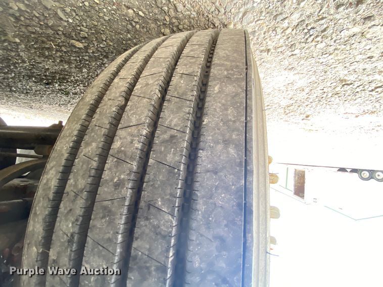 image for item HE9847 2003 Freightliner Cascadia  box truck