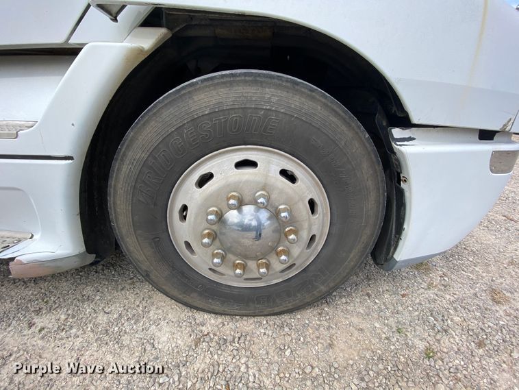 image for item HE9847 2003 Freightliner Cascadia  box truck