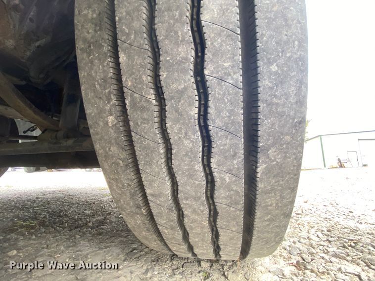 image for item HE9847 2003 Freightliner Cascadia  box truck