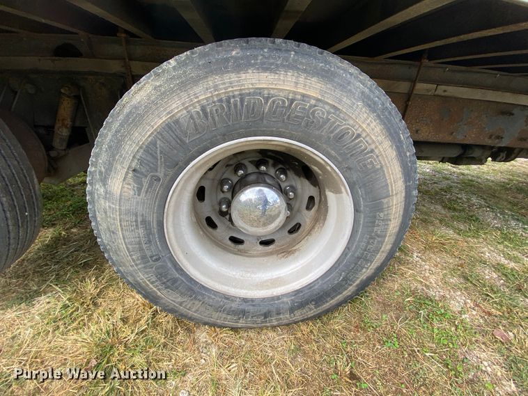 image for item HE9847 2003 Freightliner Cascadia  box truck