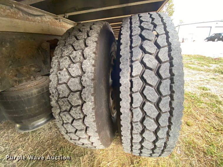 image for item HE9847 2003 Freightliner Cascadia  box truck