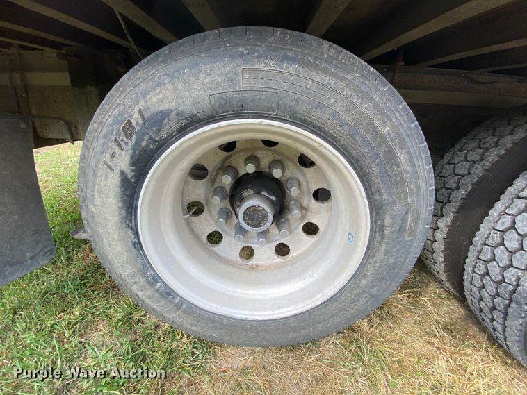 image for item HE9847 2003 Freightliner Cascadia  box truck