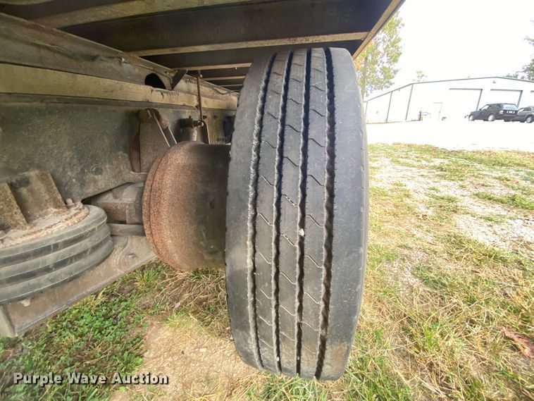 image for item HE9847 2003 Freightliner Cascadia  box truck