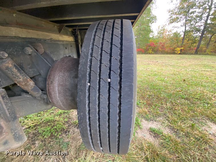 image for item HE9847 2003 Freightliner Cascadia  box truck