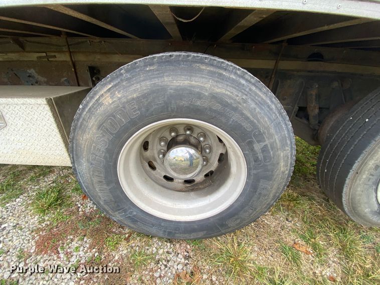 image for item HE9847 2003 Freightliner Cascadia  box truck